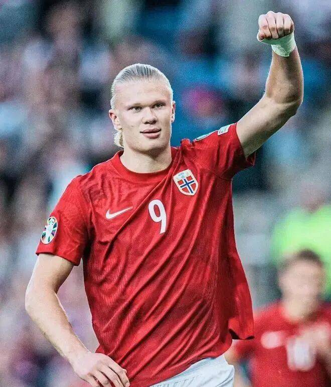 欧洲杯和世界杯都算上历史上只有一届大赛北欧三强都参加了但全部